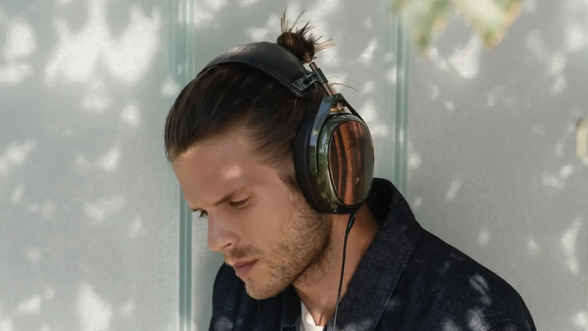 persona escuchando musica con auriculares para audiófilos
