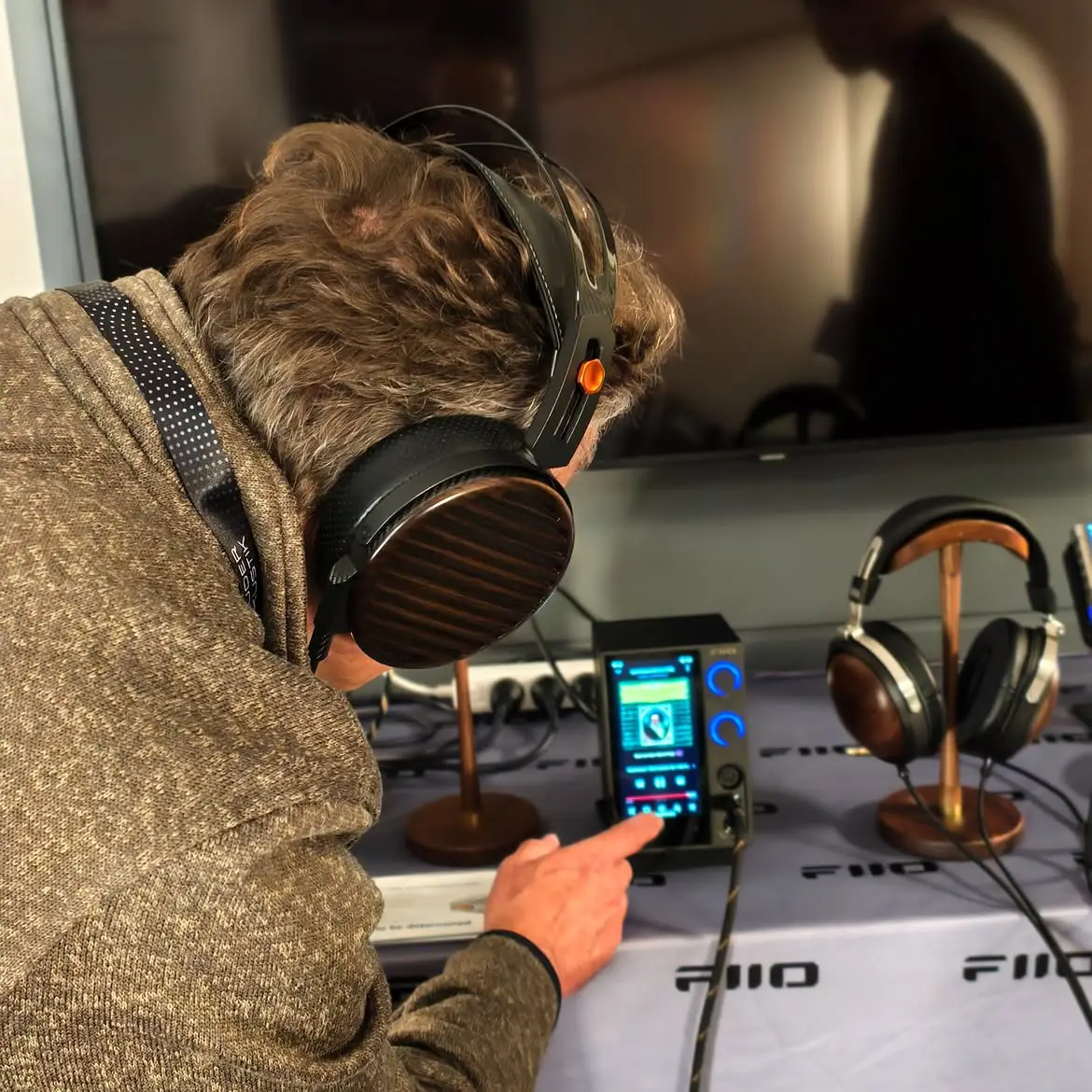 Cliente de Greenaudio disfrutando de auriculares audiófilos