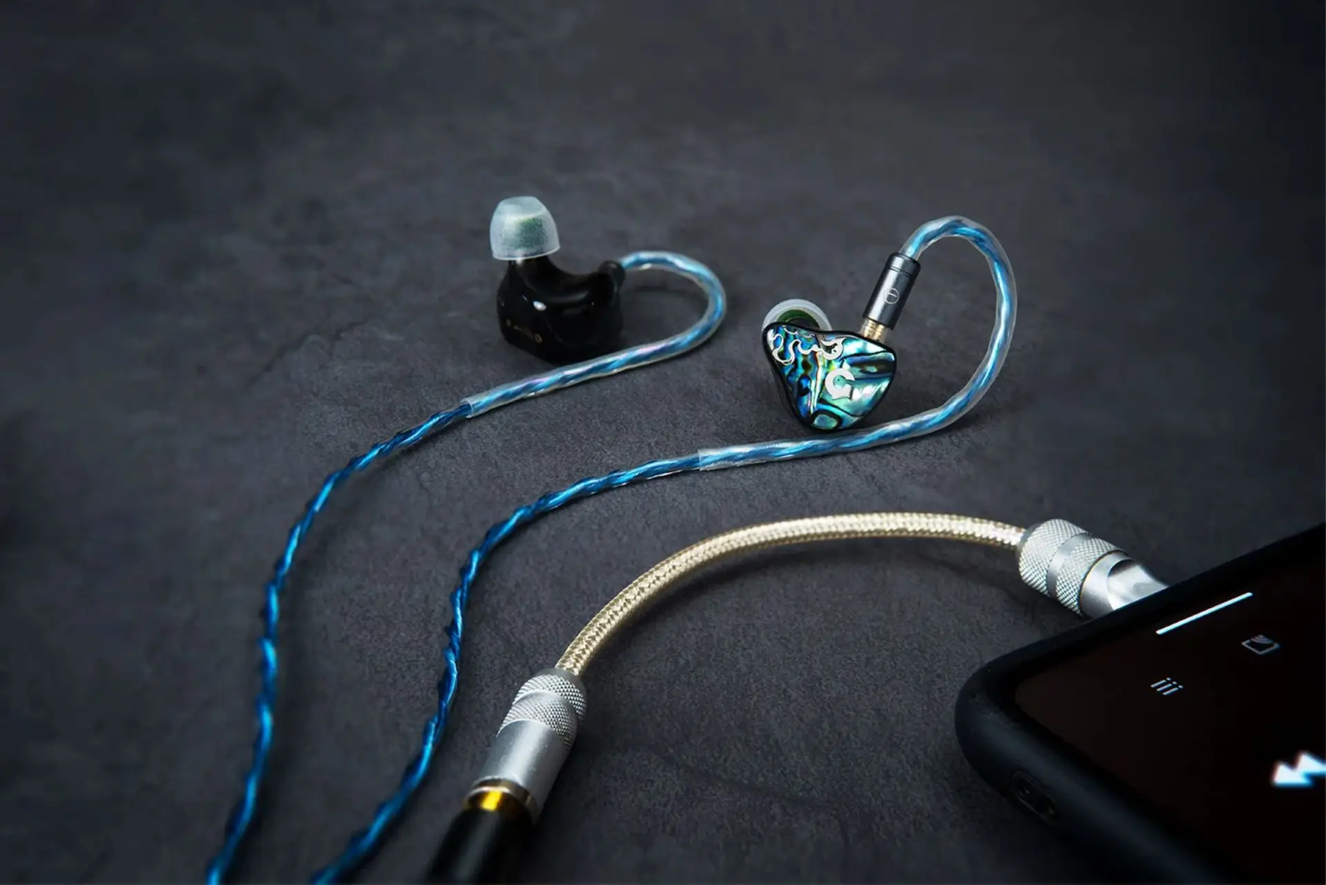 Monitores in-ear conectados a un DAC portátil de celular