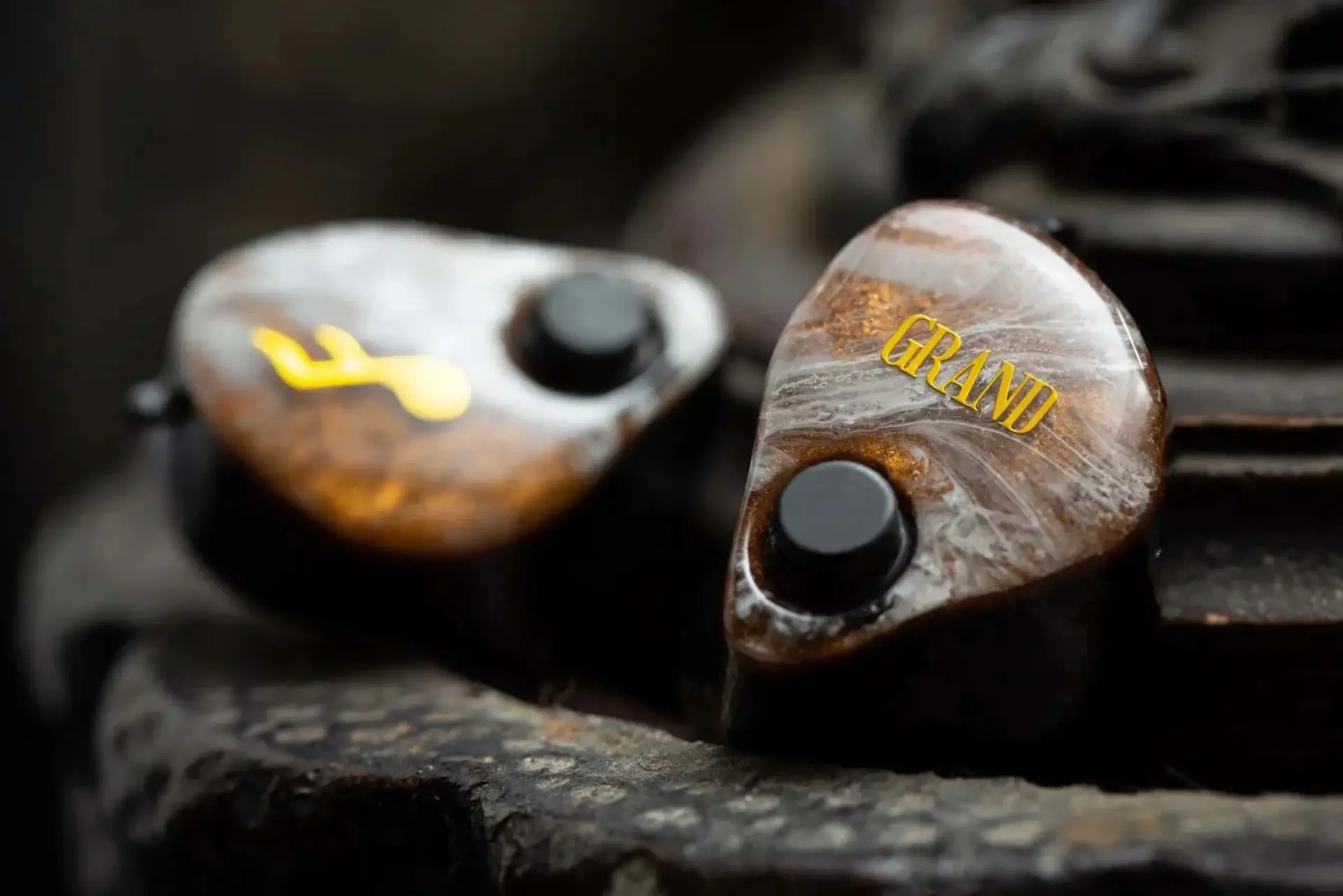 Primer plano de auriculares in-ear IEMs audiófilos