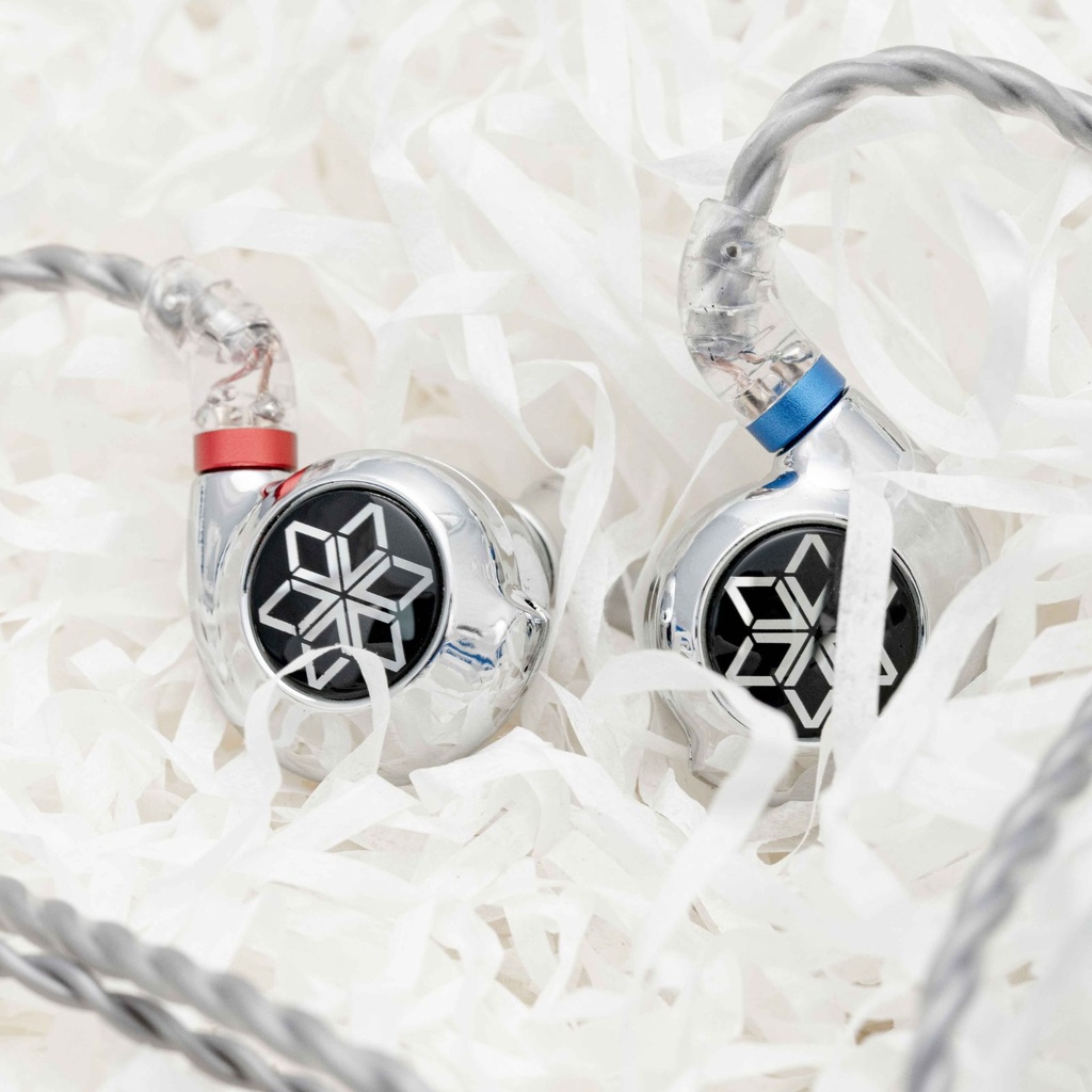 FiiO FD11 – IEM dinámico 10 mm (PU + diafragma “carbon-based”), cable 2-pin 0.78 mm y jack 3,5 mm