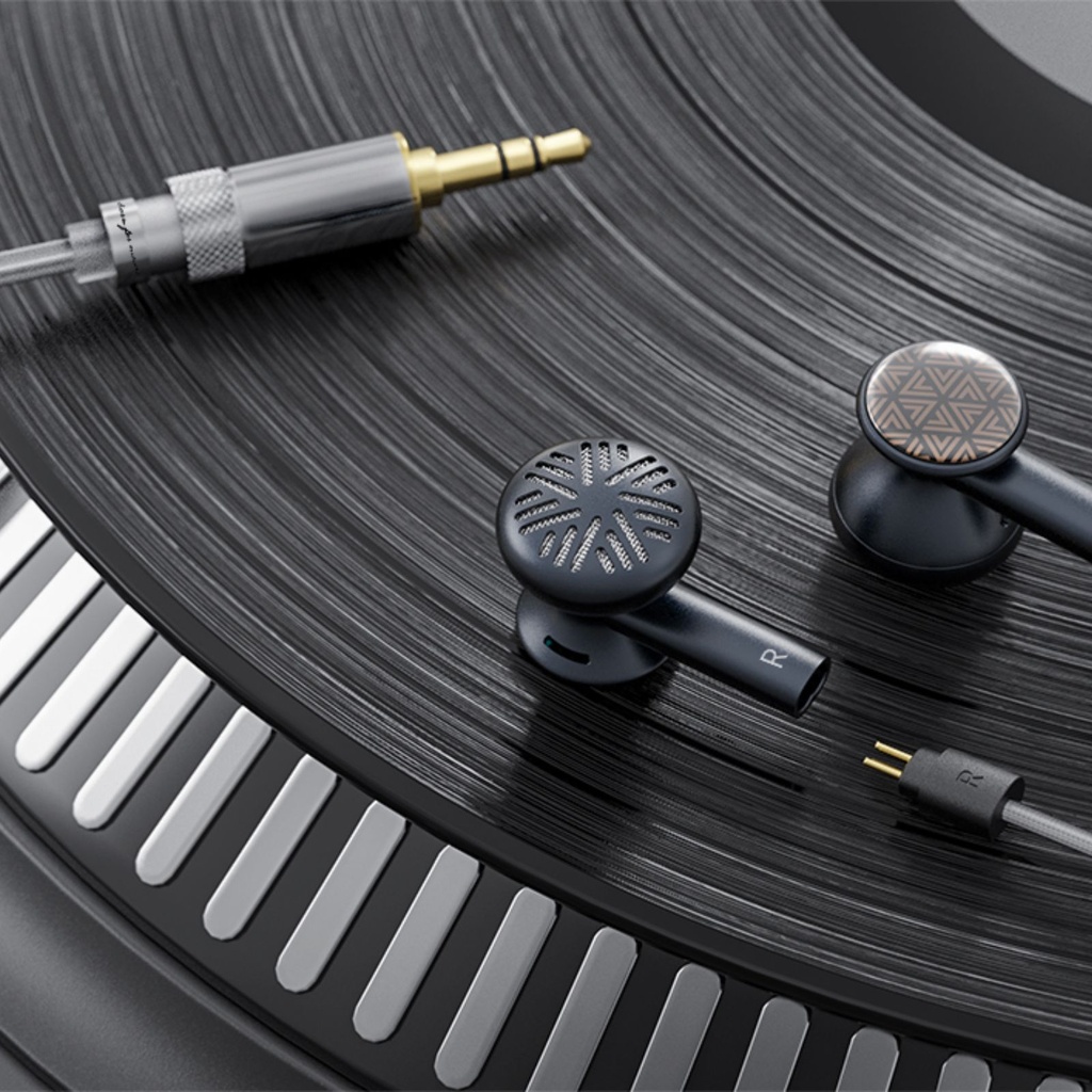 FiiO FF3S — earbuds “drum-type dual-cavity” · 14.2 mm dinámico · cable 0.78 mm 2-pin con plugs 3.5 / 4.4 mm intercambiables.
