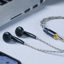 FiiO FF5 — earbuds con driver dinámico 14,2 mm (diafragma carbono + junta PU), MMCX, plugs 3,5 / 4,4 mm intercambiables.