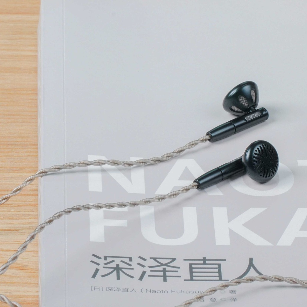 FiiO FF5 — earbuds con driver dinámico 14,2 mm (diafragma carbono + junta PU), MMCX, plugs 3,5 / 4,4 mm intercambiables.
