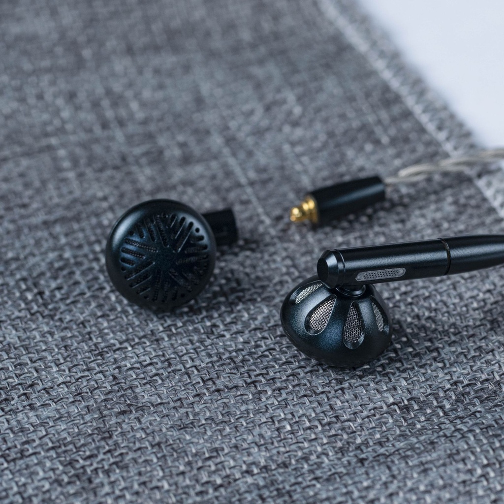 FiiO FF5 — earbuds con driver dinámico 14,2 mm (diafragma carbono + junta PU), MMCX, plugs 3,5 / 4,4 mm intercambiables.