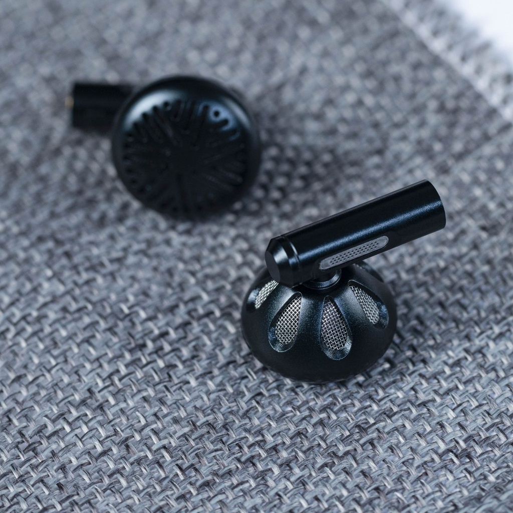FiiO FF5 — earbuds con driver dinámico 14,2 mm (diafragma carbono + junta PU), MMCX, plugs 3,5 / 4,4 mm intercambiables.