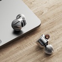 FiiO FD15 — IEM dinámico 13,8 mm (aluminio-magnesio), MMCX expandido, plugs 3,5 / 4,4 mm intercambiables.