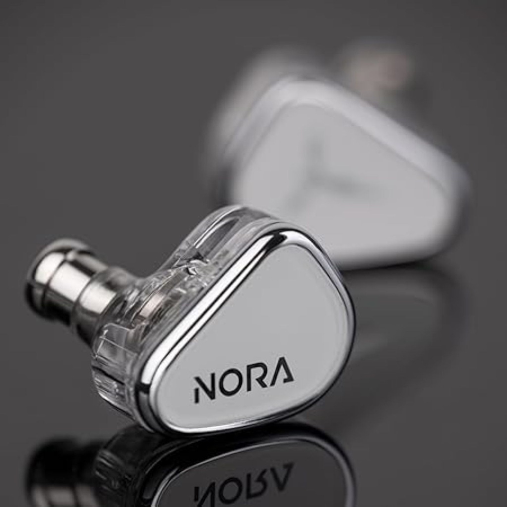 TANCHJIM Nora — IEM 1× dinámico DMT5 (dual-magnetic, dual-cavity) · 0,78 mm 2-pin · plugs 3,5 / 4,4 mm intercambiables.