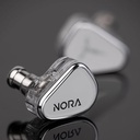 TANCHJIM Nora — IEM 1× dinámico DMT5 (dual-magnetic, dual-cavity) · 0,78 mm 2-pin · plugs 3,5 / 4,4 mm intercambiables.