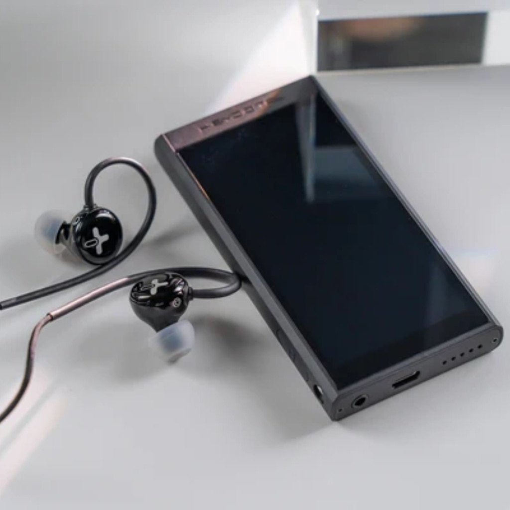HiBy Digital XENO — IEM digital híbrido (10 mm dinámico grafeno + xMEMS) con cable USB-C (no desmontable), DAC dual + DSP, control 4 botones y mic omnidireccional.