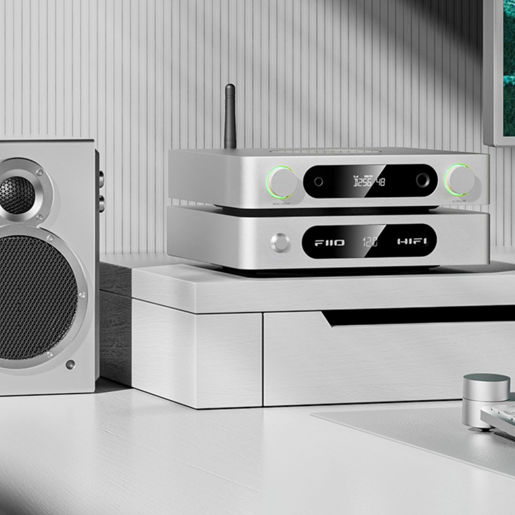 FiiO K13 R2R — DAC/Amplificador de escritorio fully balanced con tecnología R-2R de 24 bits · salidas balanceadas y single-ended · entradas USB, óptica, coaxial, I²S.