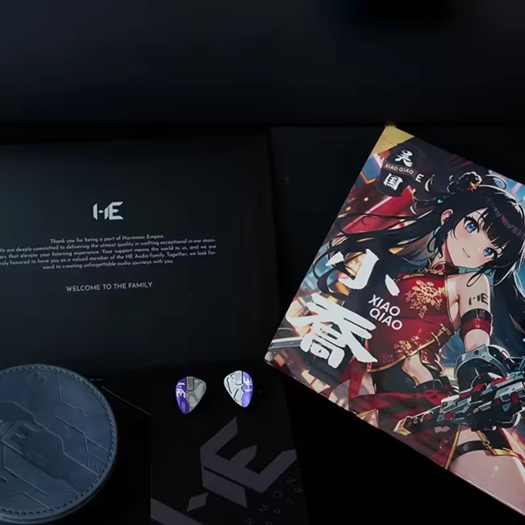 TANGZU HE Xiaoqiao (Xiao Qiao) — IEM Single Dynamic Driver con diafragma de grafeno, diseño semi-open-back · conector 0.78 mm 2-pin · cable balanceado 4.4 mm opcional.