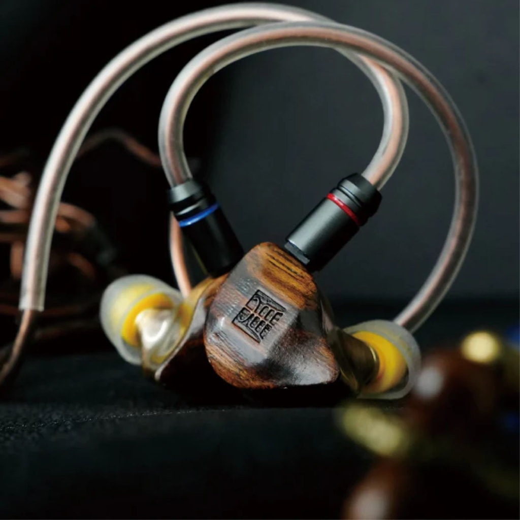 Tangzu FUDU Verse II — Hybrid IEM (1 Dynamic Driver + 2 Balanced Armatures) · con cable 0,78 mm 2-pin · plugs 3,5 mm / 4,4 mm.