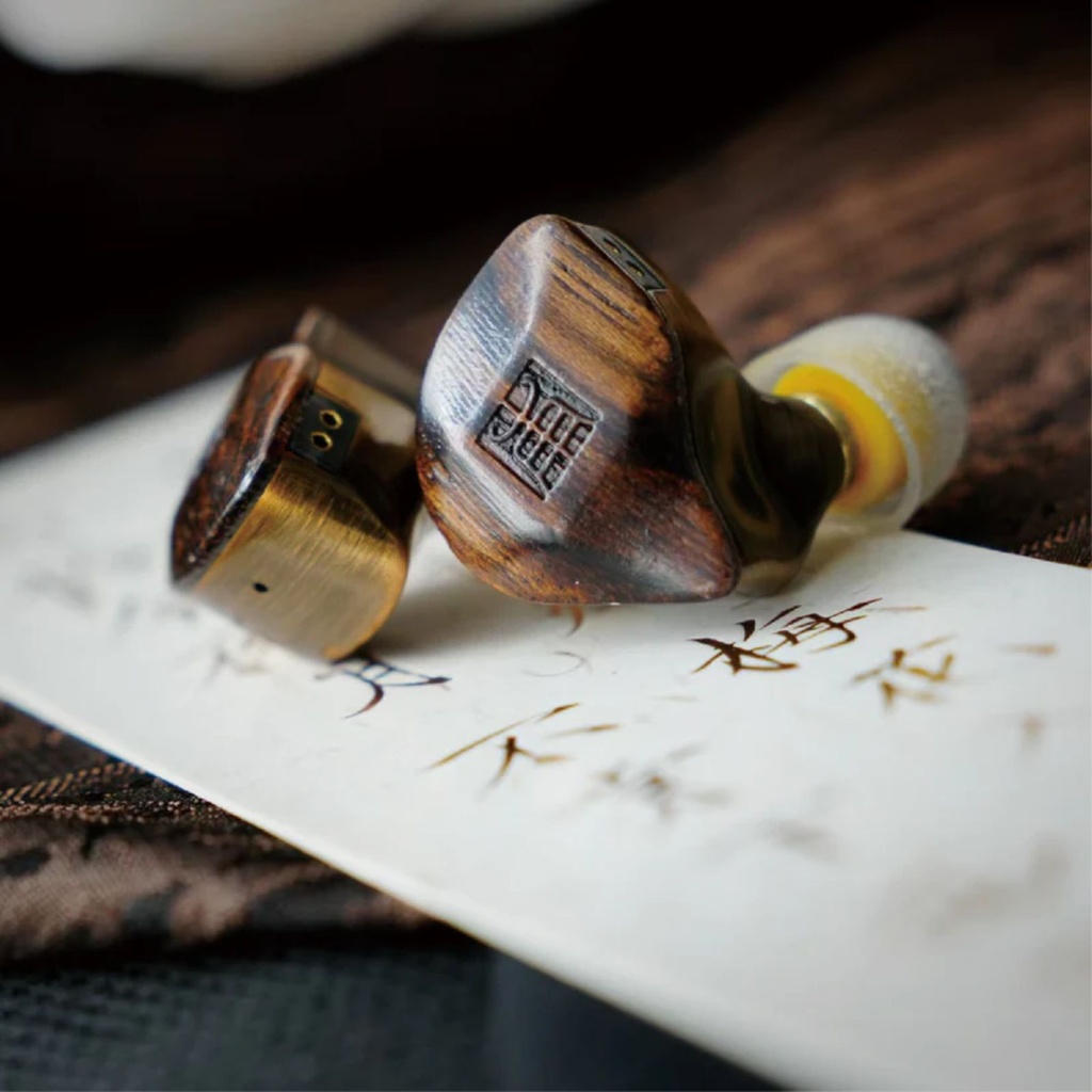 Tangzu FUDU Verse II — Hybrid IEM (1 Dynamic Driver + 2 Balanced Armatures) · con cable 0,78 mm 2-pin · plugs 3,5 mm / 4,4 mm.