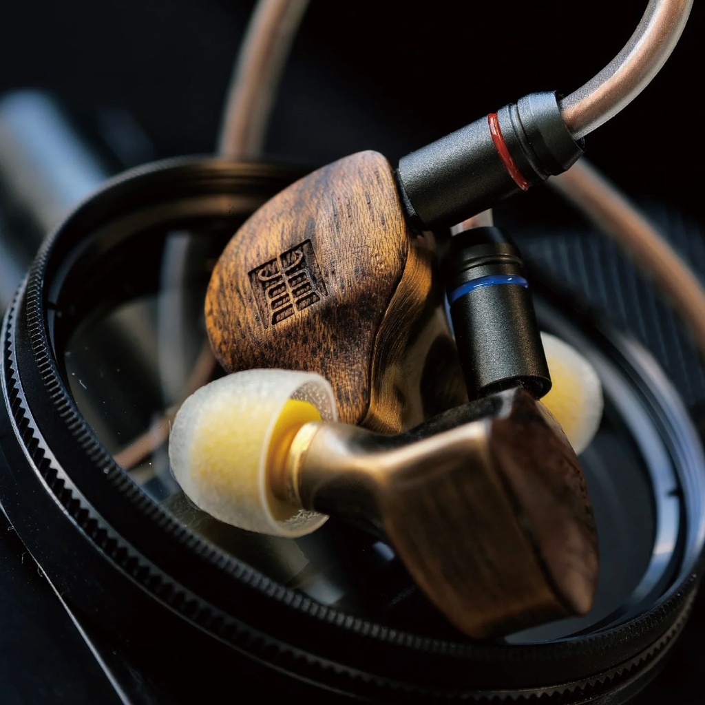 Tangzu FUDU Verse II — Hybrid IEM (1 Dynamic Driver + 2 Balanced Armatures) · con cable 0,78 mm 2-pin · plugs 3,5 mm / 4,4 mm.