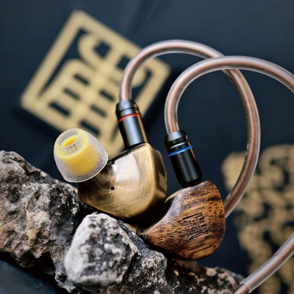 Tangzu FUDU Verse II — Hybrid IEM (1 Dynamic Driver + 2 Balanced Armatures) · con cable 0,78 mm 2-pin · plugs 3,5 mm / 4,4 mm.