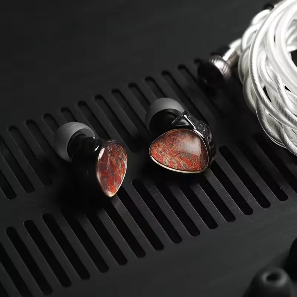 Shanling TINO — IEM de dos drivers dinámicos (10 mm LCP + 8 mm DLC) · conector 0,78 mm 2-pin · plug 3,5 mm SE (opcional 4,4 mm balanceado / USB-C adaptador).
