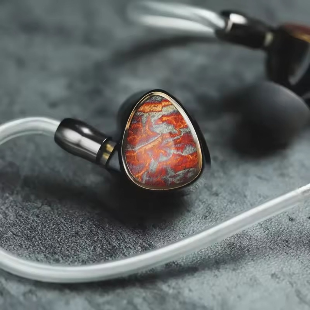 Shanling TINO — IEM de dos drivers dinámicos (10 mm LCP + 8 mm DLC) · conector 0,78 mm 2-pin · plug 3,5 mm SE (opcional 4,4 mm balanceado / USB-C adaptador).