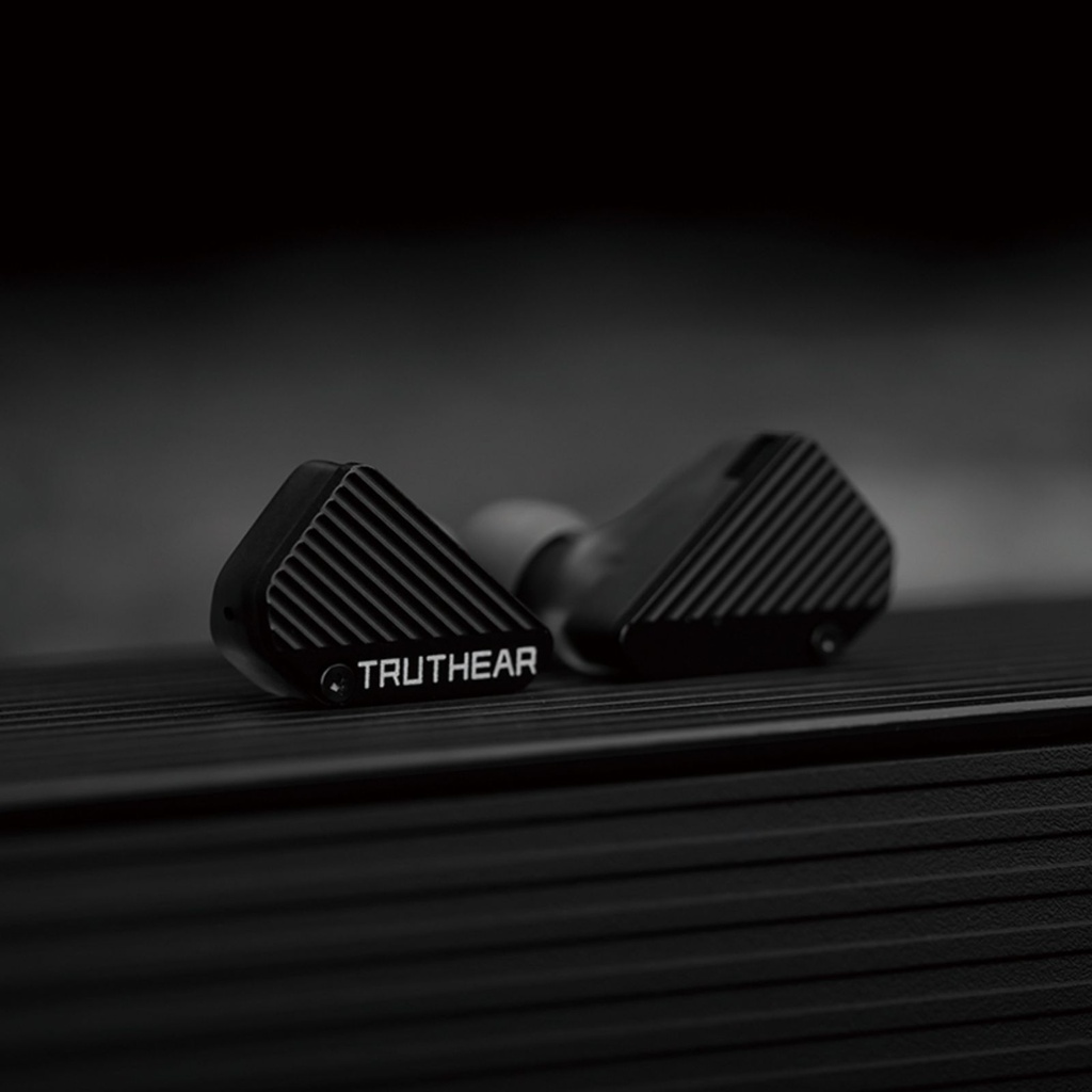 TRUTHEAR PURE — IEM híbrido 1 Dynamic (10 mm) + 3 Balanced Armature · cavidad DLP-3D (HeyGears) · conector 0,78 mm 2-pin (recessed) · cable coaxial OFC/plateado 3,5 mm SE.