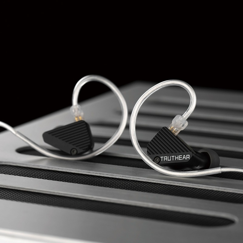TRUTHEAR PURE — IEM híbrido 1 Dynamic (10 mm) + 3 Balanced Armature · cavidad DLP-3D (HeyGears) · conector 0,78 mm 2-pin (recessed) · cable coaxial OFC/plateado 3,5 mm SE.