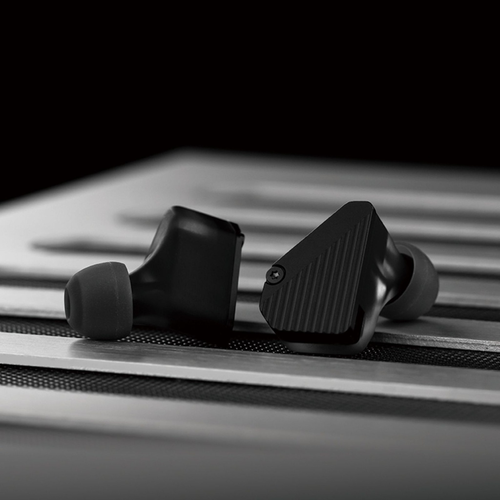 TRUTHEAR PURE — IEM híbrido 1 Dynamic (10 mm) + 3 Balanced Armature · cavidad DLP-3D (HeyGears) · conector 0,78 mm 2-pin (recessed) · cable coaxial OFC/plateado 3,5 mm SE.