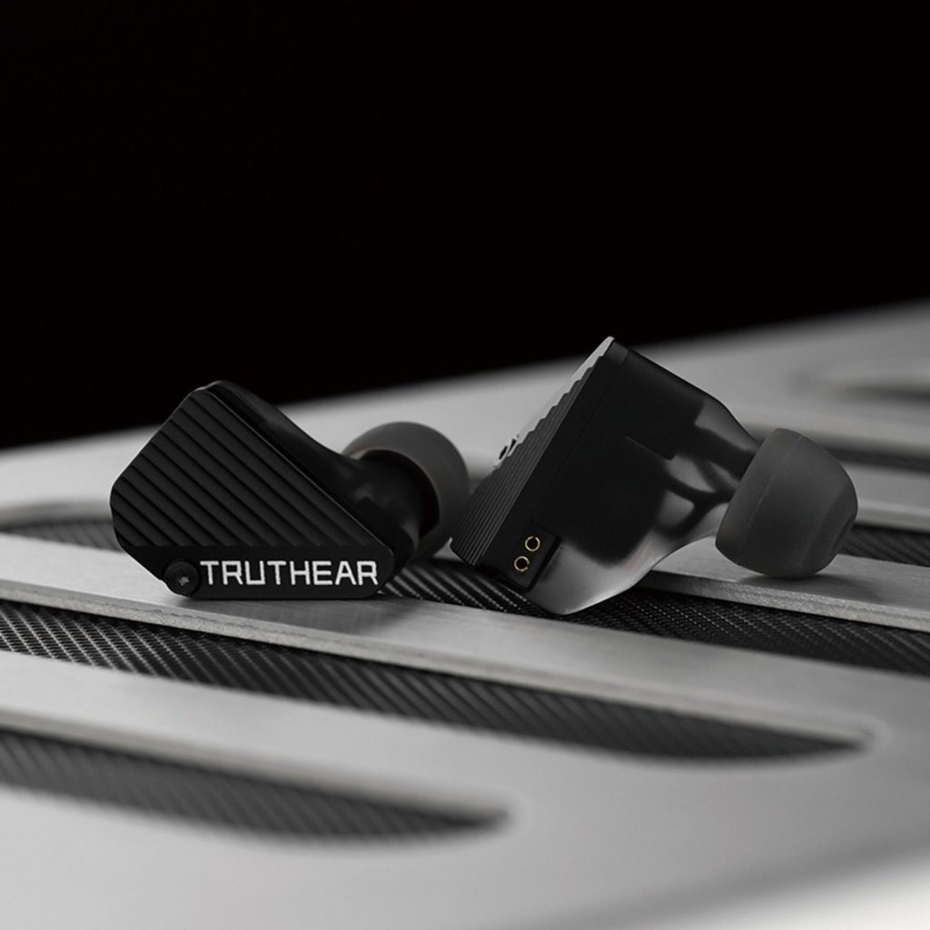 TRUTHEAR PURE — IEM híbrido 1 Dynamic (10 mm) + 3 Balanced Armature · cavidad DLP-3D (HeyGears) · conector 0,78 mm 2-pin (recessed) · cable coaxial OFC/plateado 3,5 mm SE.