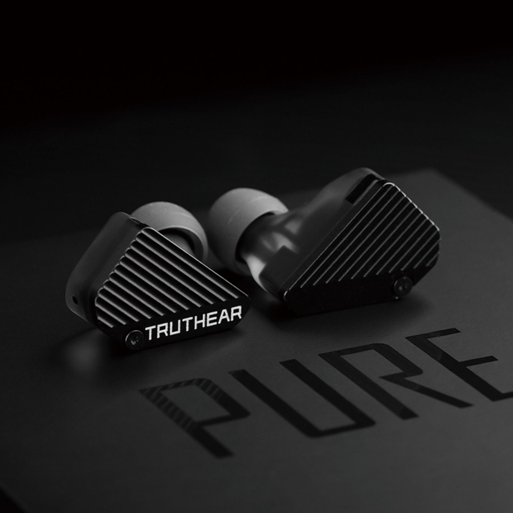 TRUTHEAR PURE — IEM híbrido 1 Dynamic (10 mm) + 3 Balanced Armature · cavidad DLP-3D (HeyGears) · conector 0,78 mm 2-pin (recessed) · cable coaxial OFC/plateado 3,5 mm SE.