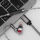 DUNU Titan S2 — IEM dinámico single driver con doble cámara y doble circuito magnético · cavidad metálica cromada · 0,78 mm 2-pin · Q-Lock Mini con plugs 3,5 mm SE y 4,4 mm balanceado incluidos.