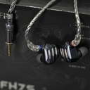 FiiO FH7S — IEM híbrido 1 Dynamic (13,6 mm DLC) + 4 Balanced Armature Knowles · diseño semi-abierto 2ª gen · filtro notch anti-sibilancia · S.Turbo para graves · MMCX · cable 8 hebras (152 hilos) SPC con plugs 3,5/4,4 mm y 3 filtros de afinación