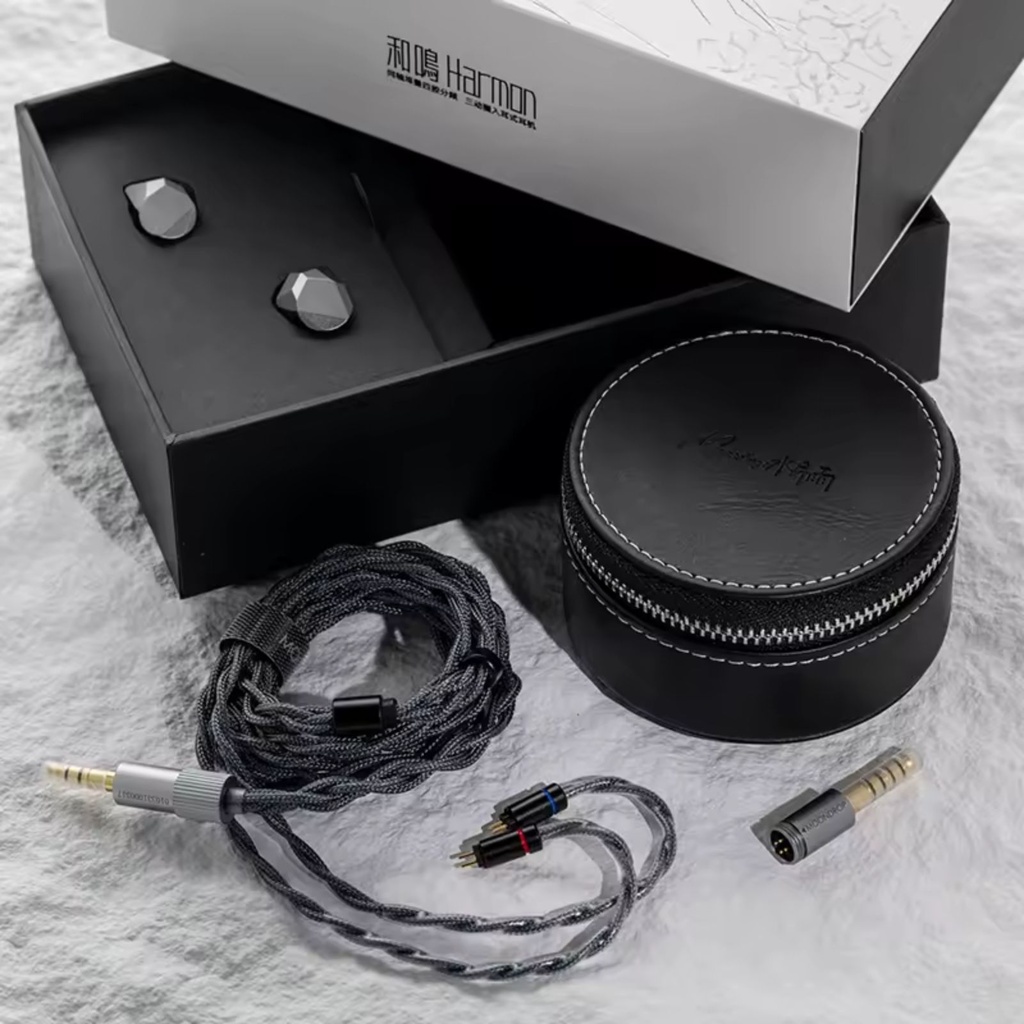 MOONDROP HARMON — IEM triple Dynamic (3 × 10 mm) con crossover acústico coaxial de cuatro cavidades (XTM-3DD) · 0,78 mm 2-pin · plugs intercambiables 3,5 mm SE / 4,4 mm balanceado.