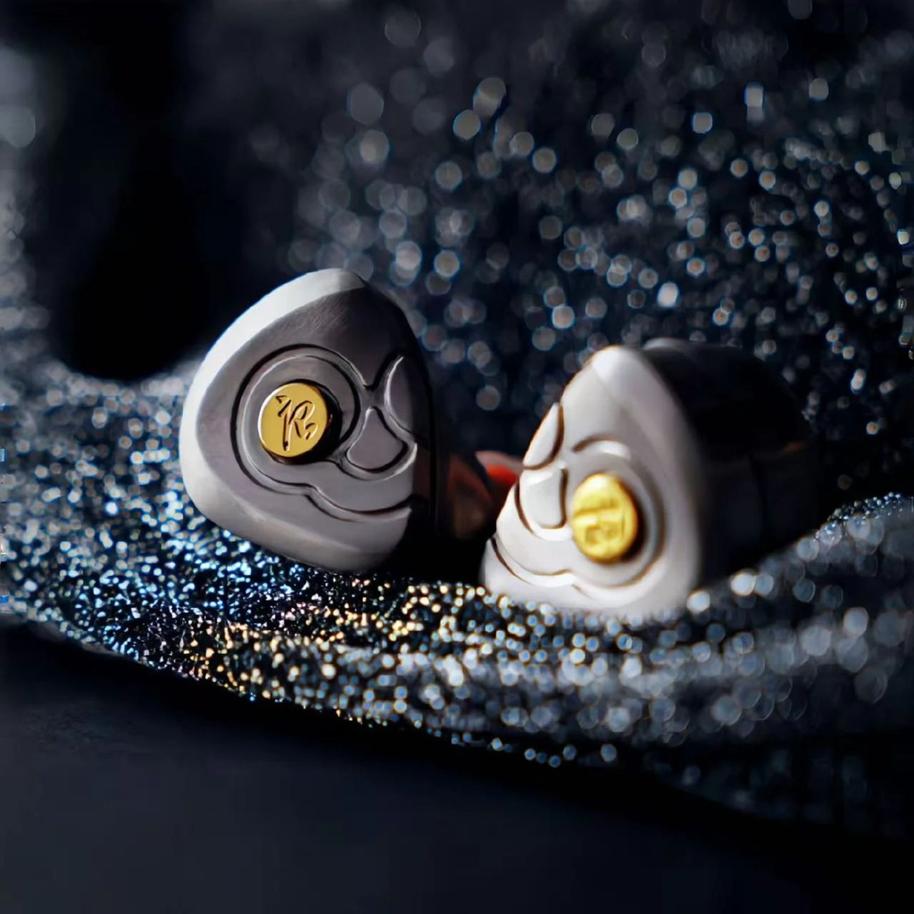TANGZU THE KING WUKONG — IEM trihíbrido 1 Dynamic + 6 Balanced Armature (Knowles) + 4 EST (Shengyang) · cavidad titanio grado 4 CNC con conductos y resonadores internos · 0,78 mm 2-pin · plug 4,4 mm balanceado · cable Furukawa 148 hilos (plata/cobre + chapados preciosos).