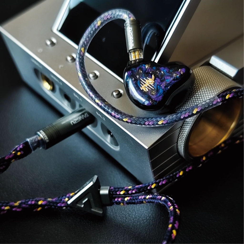 TANGZU Tianpeng — IEM trihíbrido 1DD (14,2 mm SPDX) + 6 BA + 1 Bone Conduction cerámico · cavidad resina grado médico 3D-print · 0,78 mm 2-pin · cable 6N OCC plateado (Litz coaxial) 1,2 m con plug 4,4 mm balanceado.