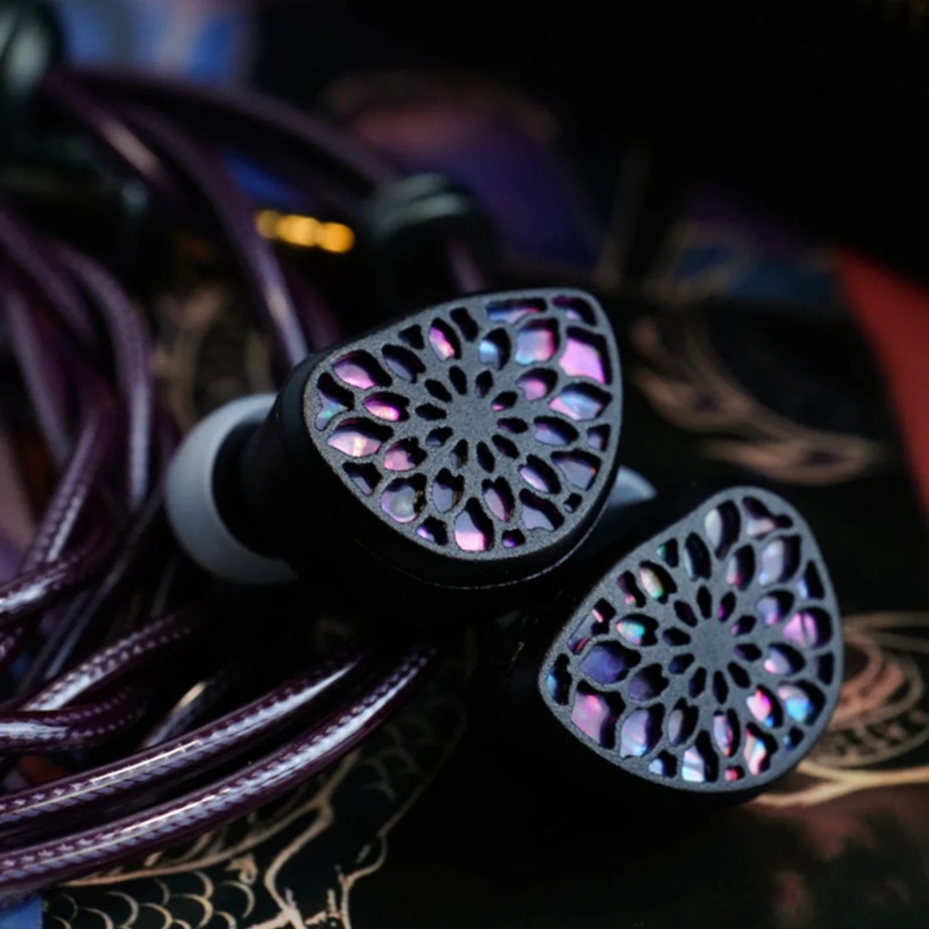 TANGZU Wu Zetian Legend Edition — IEM dual planar (14,2 mm + 6 mm), cuerpo aluminio CNC (5 ejes) inspirado en lotus púrpura, 0,78 mm 2-pin, cable Litz 5N LCOFC terminado en 4,4 mm balanceado.