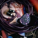 TANGZU Wu Zetian Legend Edition — IEM dual planar (14,2 mm + 6 mm), cuerpo aluminio CNC (5 ejes) inspirado en lotus púrpura, 0,78 mm 2-pin, cable Litz 5N LCOFC terminado en 4,4 mm balanceado.