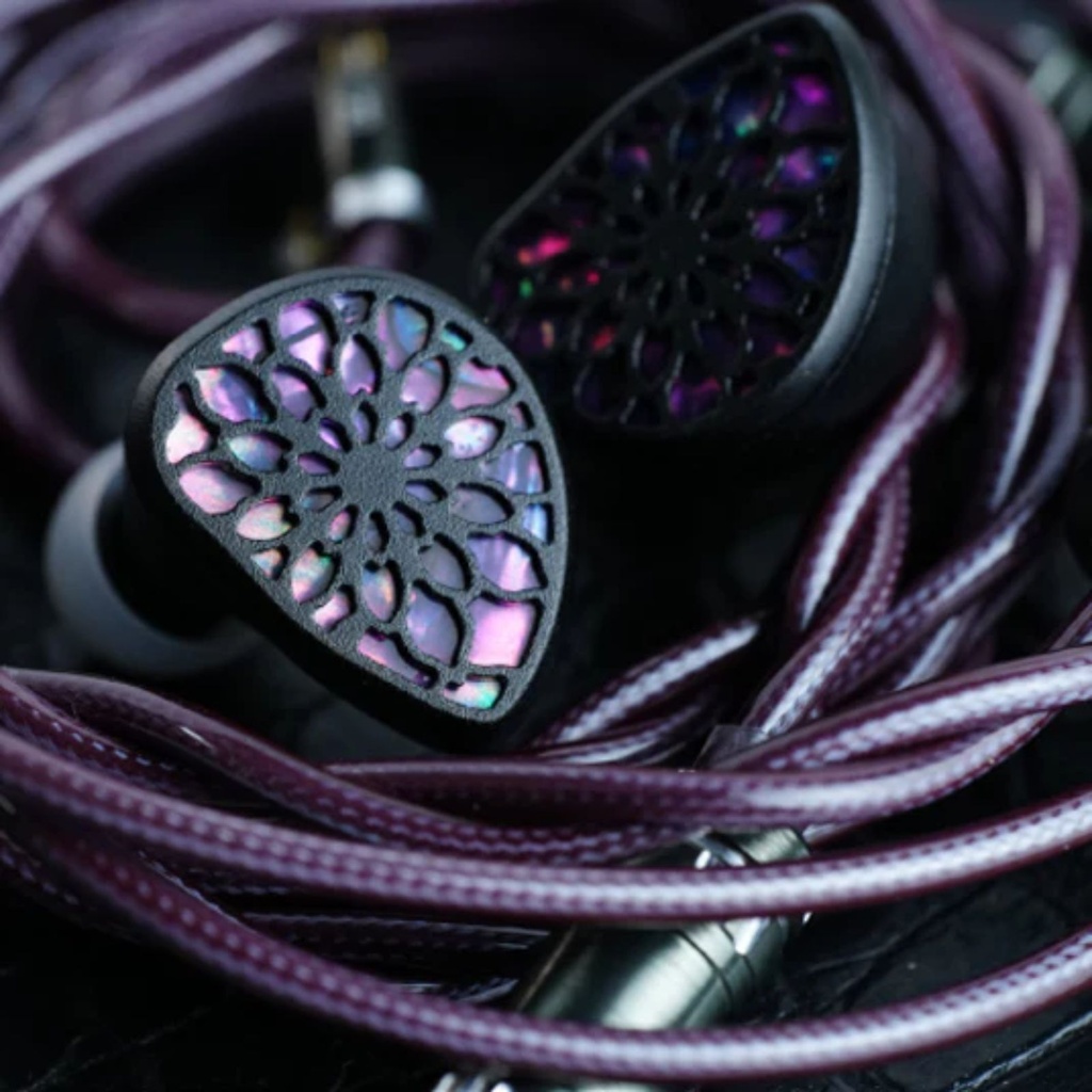 TANGZU Wu Zetian Legend Edition — IEM dual planar (14,2 mm + 6 mm), cuerpo aluminio CNC (5 ejes) inspirado en lotus púrpura, 0,78 mm 2-pin, cable Litz 5N LCOFC terminado en 4,4 mm balanceado.
