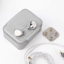 SIMGOT EA1000 “Fermat” — IEM single Dynamic 10 mm + Passive Radiator (1DD + 1PR) · SDPGD™ diaphragm + DMDC™ (Dual-Magnet Dual-Cavity) · boquillas intercambiables (latón + acero) · 0,78 mm 2-pin · cable Litz OFC plateado 3,5 mm.