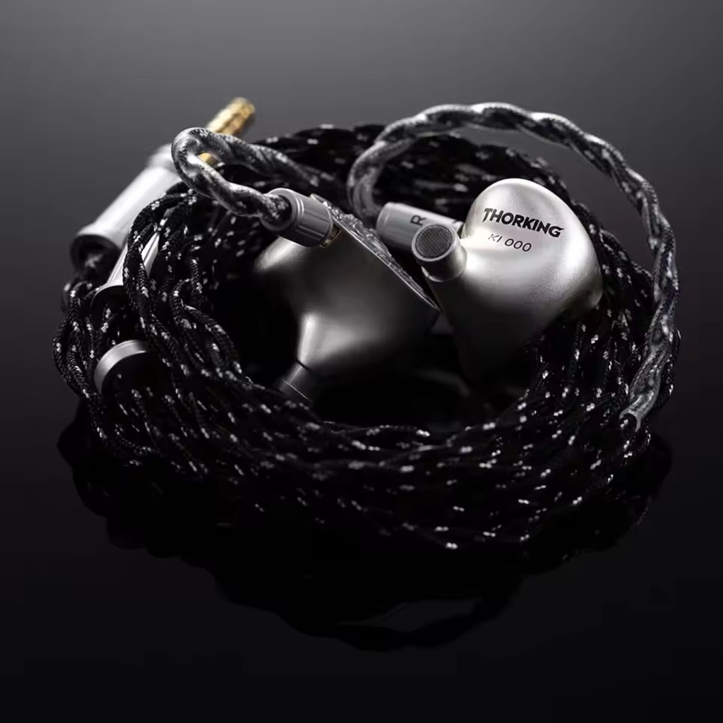 Kinera ThorKing — IEM trihíbrido 1 Dynamic + 6 Balanced Armature + 4 EST (Sonion) · 0,78 mm 2-pin · cable 7N OCC 4 hilos con plug 4,4 mm balanceado · cuerpo metálico (latón), acabados matte / glossy.