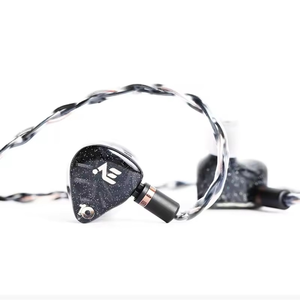 SHANLING AE10 — IEM 10 Balanced Armature (Sonion/Knowles) con crossover RLC de 4º orden (6 vías) · doble switch (4 modos de sonido) · cavidad de resina con capa de fibra de carbono · 0,78 mm 2-pin · cable 8 hebras (18-core) cobre monocristalino · plug 4,4 mm balanceado.