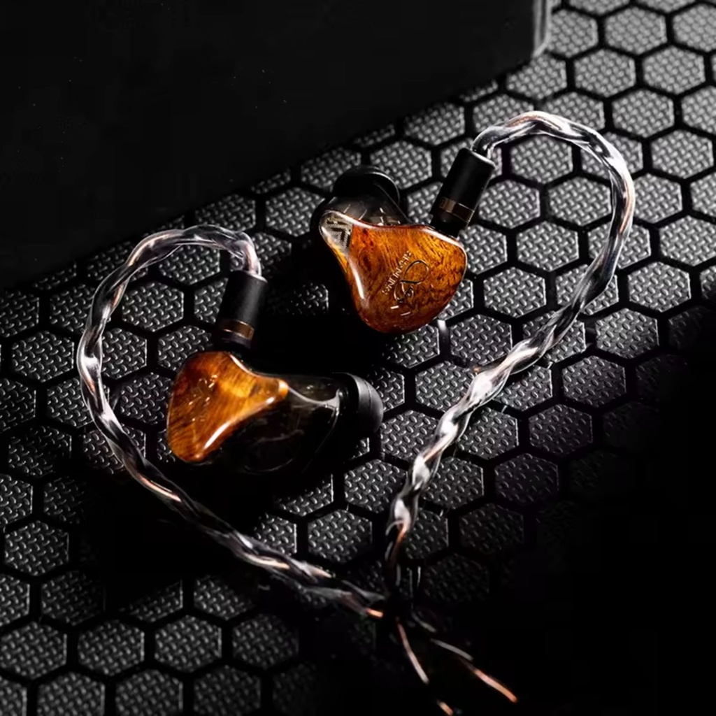SHANLING MAJESTIC — IEM trihíbrido 12 drivers: 2 Dynamic (10 mm, liquid silicone) + 6 Balanced Armature + 4 EST Sonion · crossover de 4 vías · doble micro-switch (refuerzo de grave y activación EST) · 0,78 mm 2-pin · cable 8 hebras Litz SPC (18-core) 4,4 mm balanceado · shell de resina médica con faceplate de madera (rosewood) y detalles dorados.