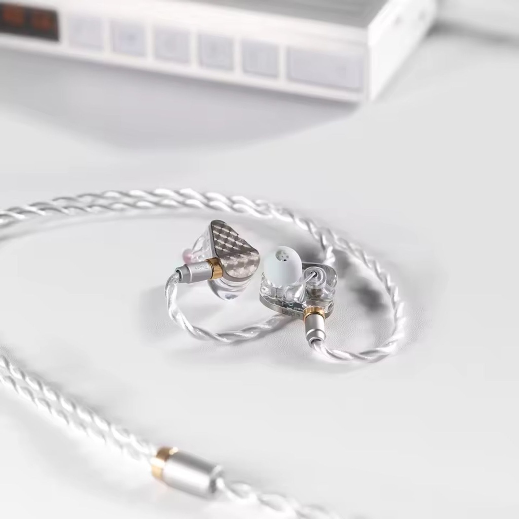 ddHiFi E14D Surface — IEM híbrido 1 Dynamic + 4 Balanced Armature (3-vías) · 0,78 mm 2-pin · cable 4,4 mm balanceado · carcasa de resina médica 3D-print.