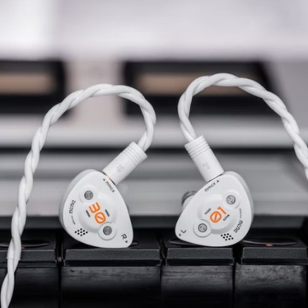 DUNU DK3001BD “Brain Dance” — IEM trihíbrido 1 Dynamic + 4 Balanced Armature + 4 Planar · crossover dual-system de 4 vías · MMCX · cable Furukawa OCC 4-core con plugs Q-Lock Mini 3,5 mm / 4,4 mm · carcasa aleación aluminio aeroespacial.