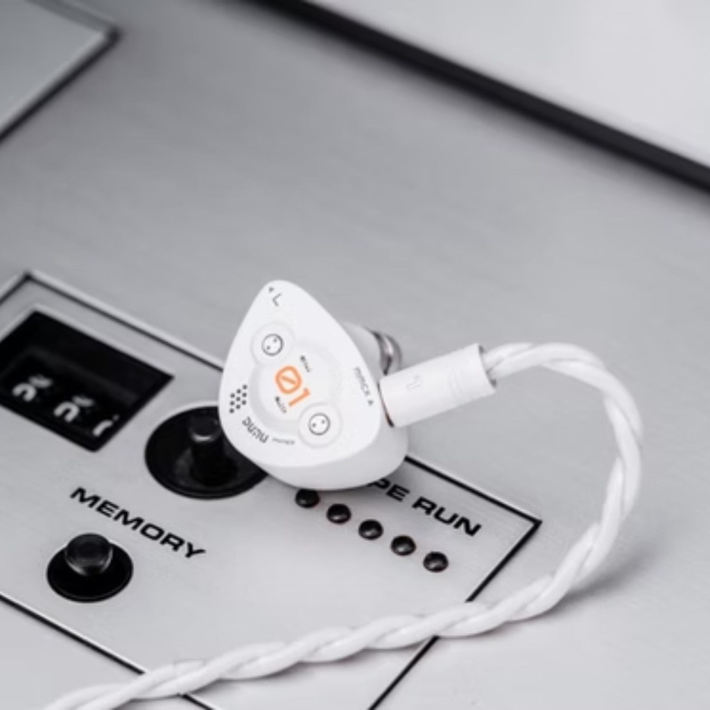 DUNU DK3001BD “Brain Dance” — IEM trihíbrido 1 Dynamic + 4 Balanced Armature + 4 Planar · crossover dual-system de 4 vías · MMCX · cable Furukawa OCC 4-core con plugs Q-Lock Mini 3,5 mm / 4,4 mm · carcasa aleación aluminio aeroespacial.