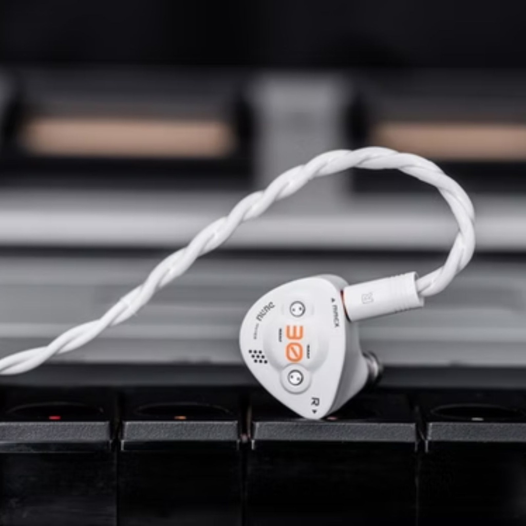 DUNU DK3001BD “Brain Dance” — IEM trihíbrido 1 Dynamic + 4 Balanced Armature + 4 Planar · crossover dual-system de 4 vías · MMCX · cable Furukawa OCC 4-core con plugs Q-Lock Mini 3,5 mm / 4,4 mm · carcasa aleación aluminio aeroespacial.