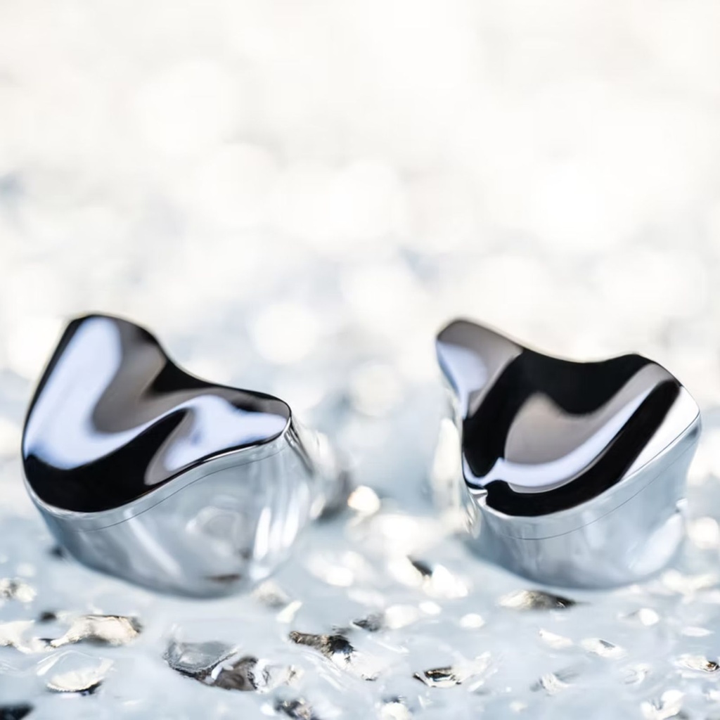 DUNU Glacier — IEM trihíbrido de 9 drivers: 1 Dynamic + 4 Balanced Armature + 4 EST · crossover de 4 vías · cuerpo en acero inoxidable 904L con recubrimiento DLC · versiones 0,78 mm 2-pin o MMCX · cable flagship con sistema modular Q-LOCK PLUS (3,5 mm / 4,4 mm).
