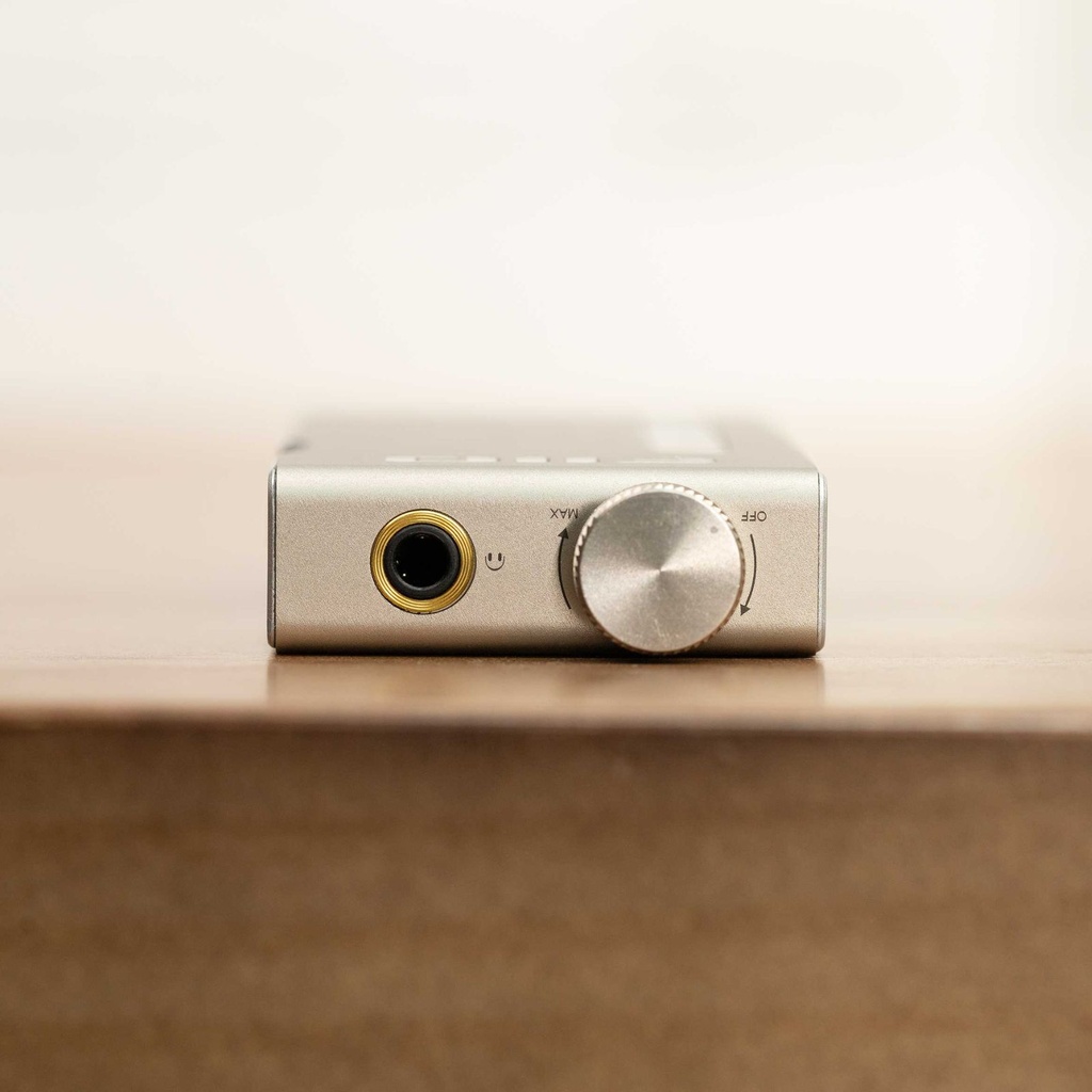 FiiO RR11 “Portable Stereo Radio” — radio FM Hi-Fi de bolsillo con cuerpo de aluminio ultradelgado (13 mm) · sintonía analógica PVR · chip FM Silicon Labs Si4831 · BASS + 3D · antena integrada + uso de audífonos como antena · modo radio / modo amplificador-dongle USB · batería 300 mAh · USB-C.