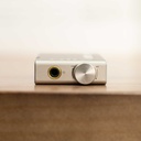 FiiO RR11 “Portable Stereo Radio” — radio FM Hi-Fi de bolsillo con cuerpo de aluminio ultradelgado (13 mm) · sintonía analógica PVR · chip FM Silicon Labs Si4831 · BASS + 3D · antena integrada + uso de audífonos como antena · modo radio / modo amplificador-dongle USB · batería 300 mAh · USB-C.