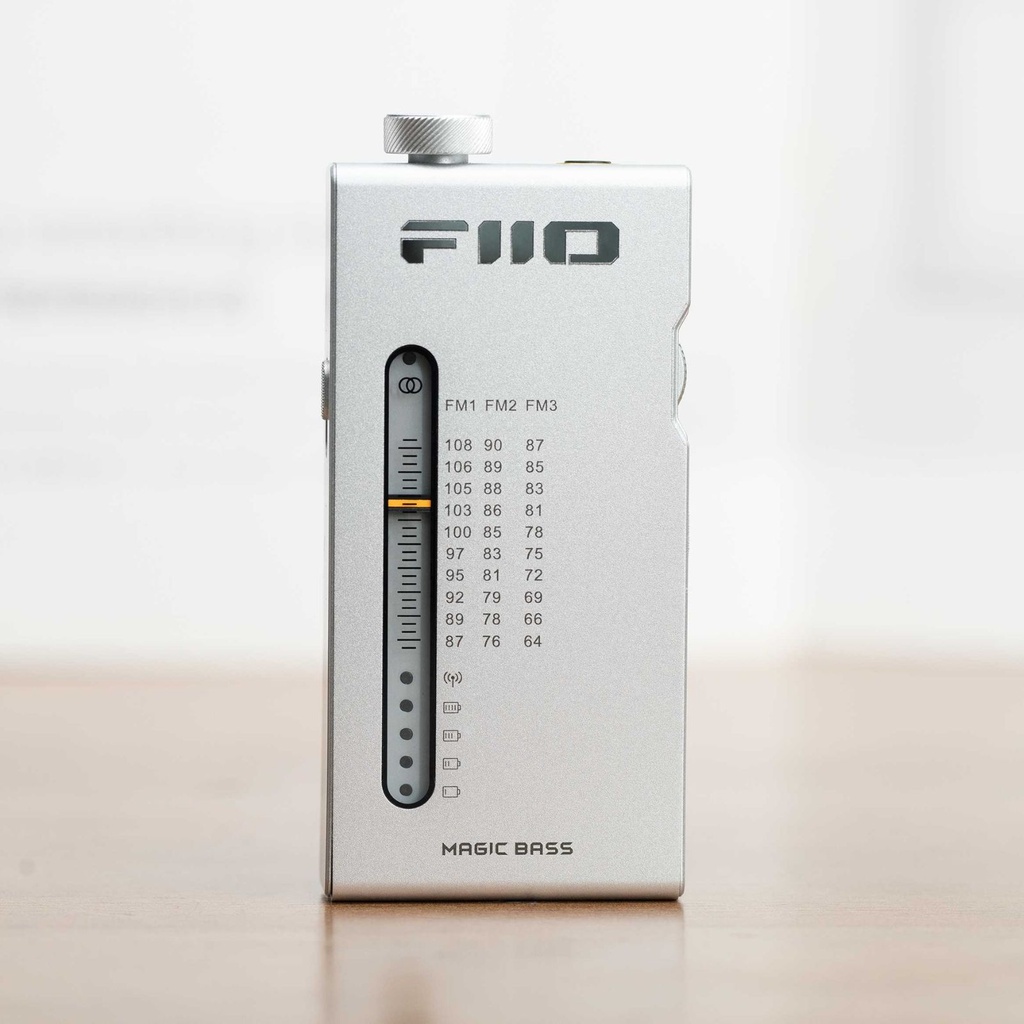 FiiO RR11 “Portable Stereo Radio” — radio FM Hi-Fi de bolsillo con cuerpo de aluminio ultradelgado (13 mm) · sintonía analógica PVR · chip FM Silicon Labs Si4831 · BASS + 3D · antena integrada + uso de audífonos como antena · modo radio / modo amplificador-dongle USB · batería 300 mAh · USB-C.