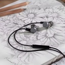 MOONDROP MARIGOLD — IEM dinámico 10 mm (doble cavidad) con domo plateado en berilio · USB-C con DAC integrado 32-bit/384 kHz · micrófono MEMS + cancelación de ruido por IA (NPU) · control en línea de 3 botones · estilo neckband.