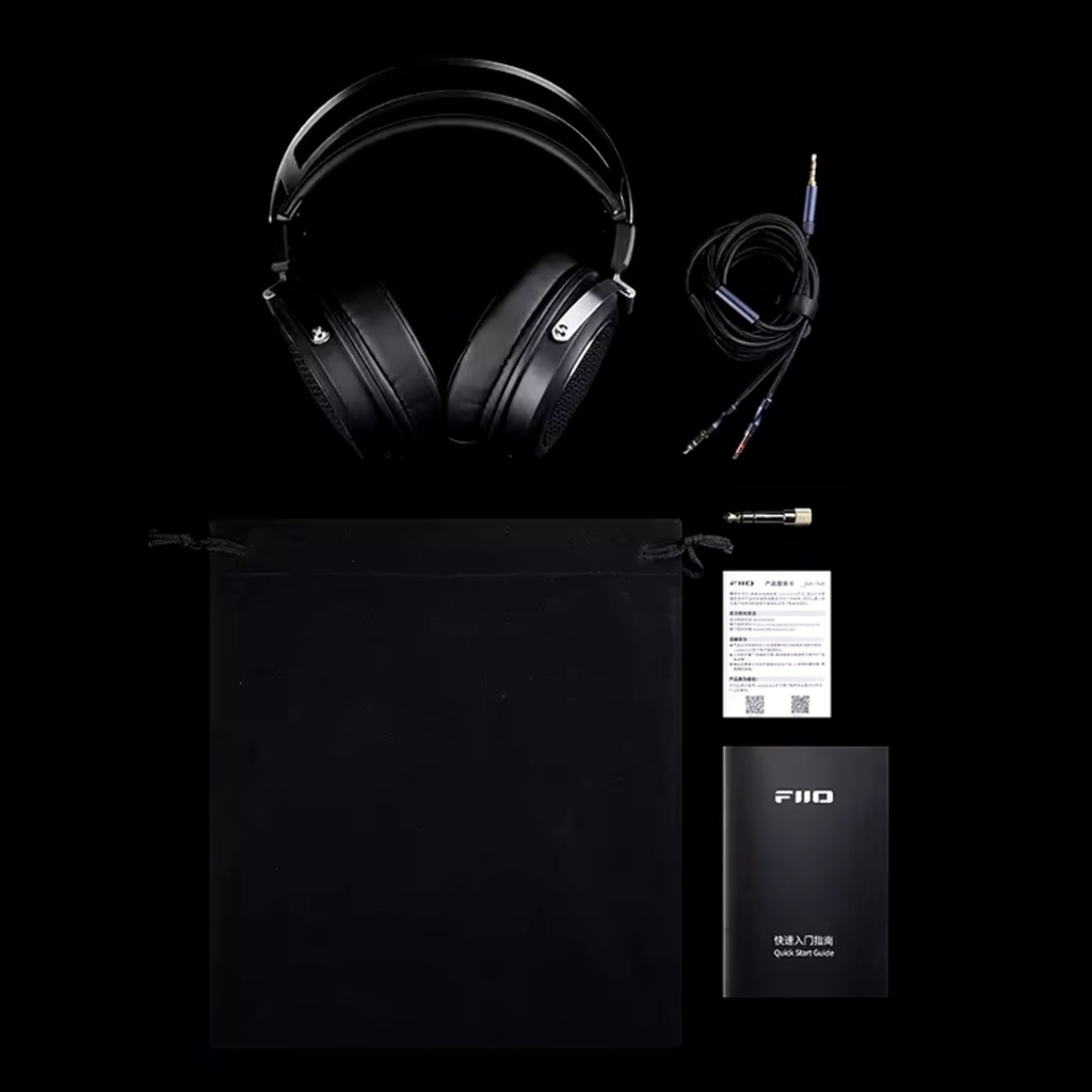 FiiO JT1 — over-ear cerrado con driver dinámico de 50 mm (PEK+PU + lámina de aluminio), imán N52 y bobina CCAW · cable desmontable dual 3,5 mm con mic/1 botón (CTIA) · incluye adaptador 6,3 mm.