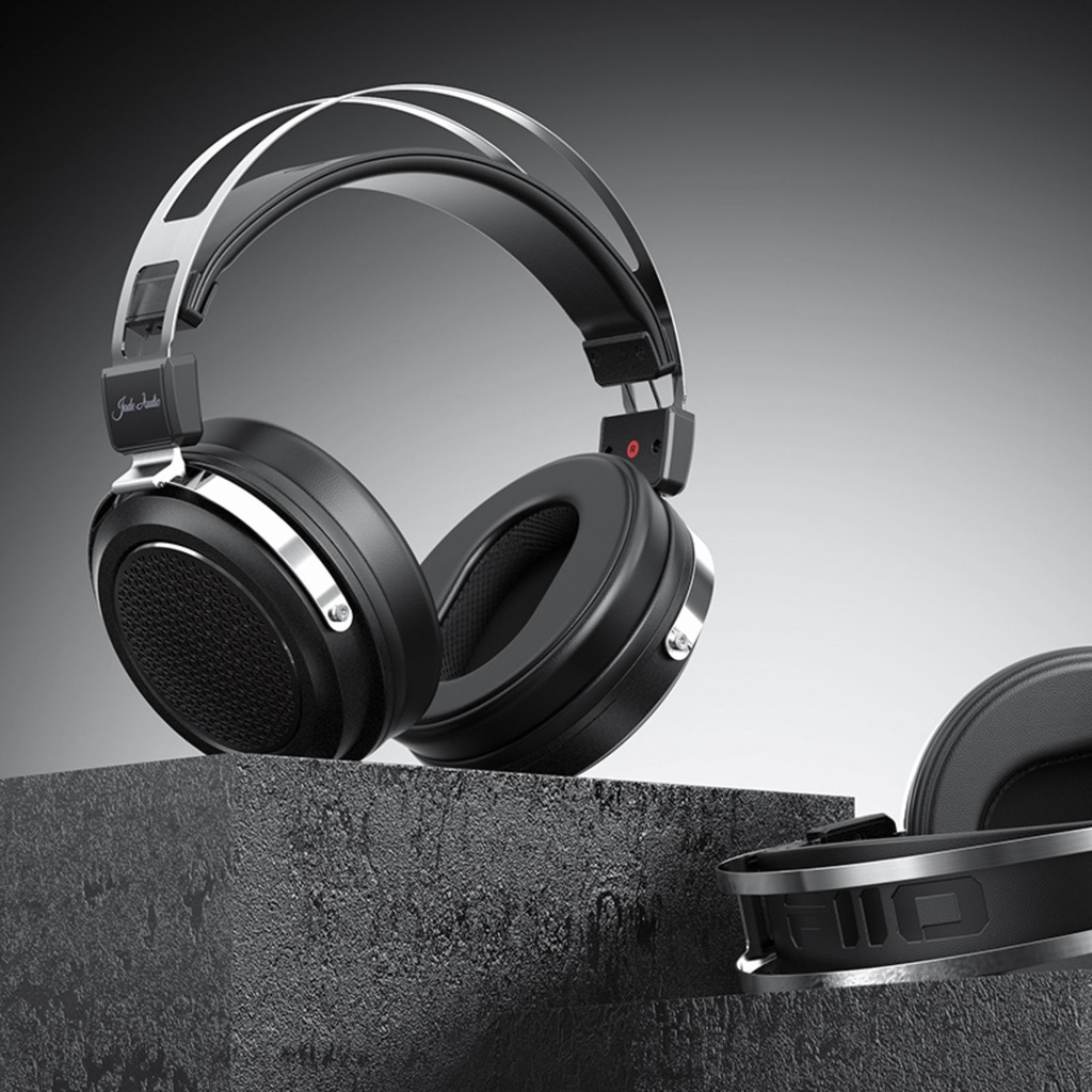 FiiO JT1 — over-ear cerrado con driver dinámico de 50 mm (PEK+PU + lámina de aluminio), imán N52 y bobina CCAW · cable desmontable dual 3,5 mm con mic/1 botón (CTIA) · incluye adaptador 6,3 mm.